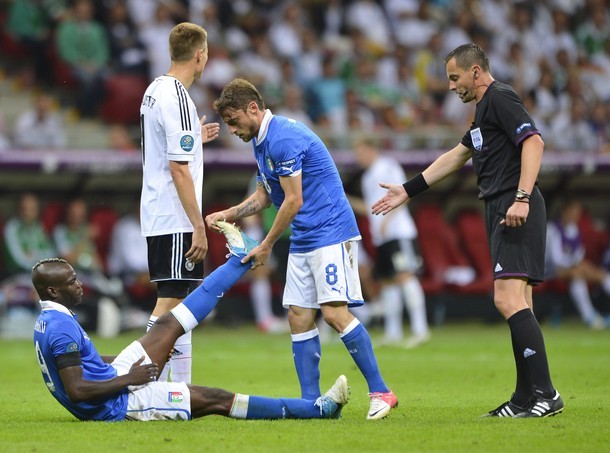 Balotelli bị căng cơ do thi đấu quá nỗ lực.